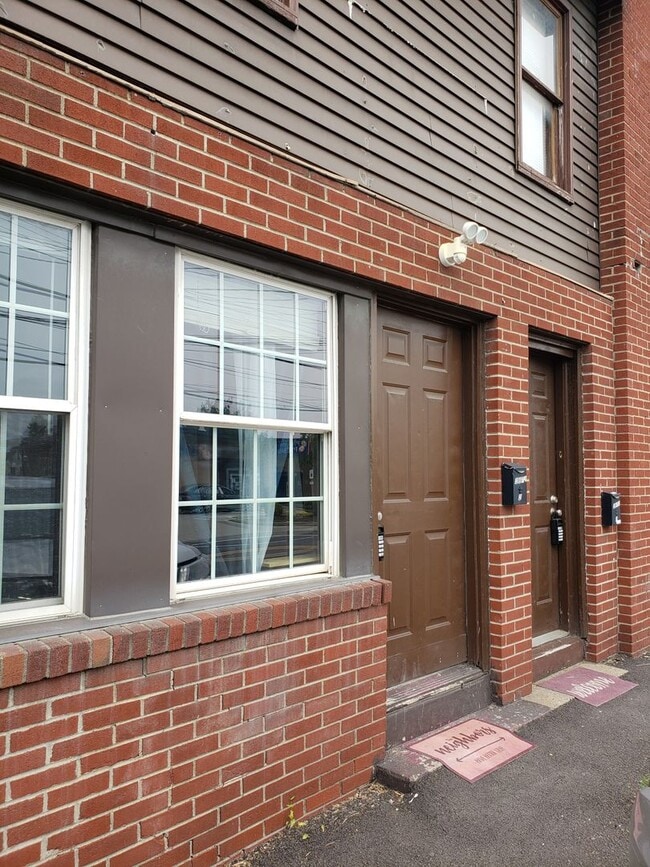 Building Photo - 2671 Brodhead Rd Unit Apt 2