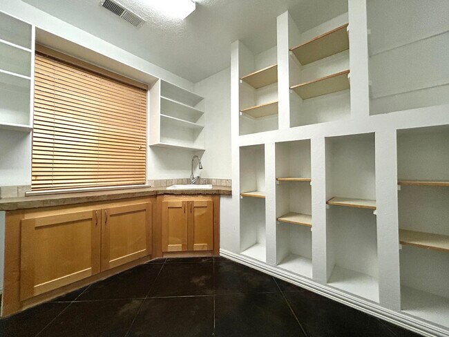 Photo - 1001 Pinzon St NW