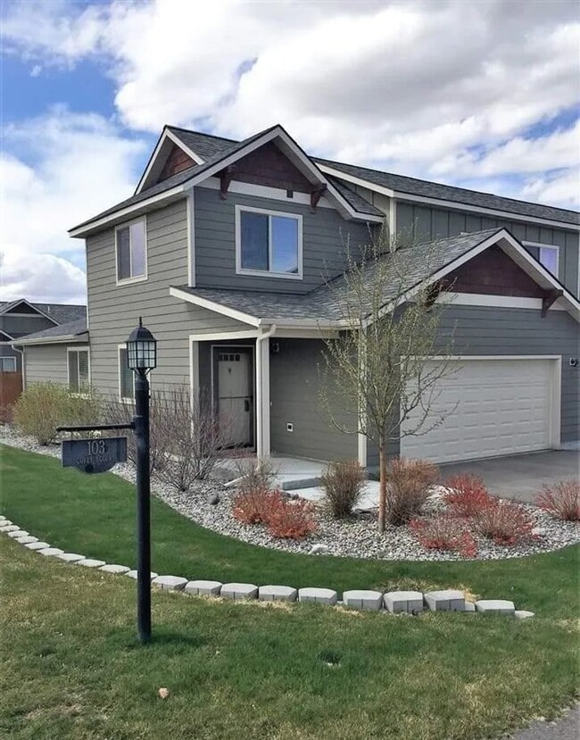 Building Photo - Beautiful 3 bedroom 2 1/2 bath townhouse in 4 Corners! Fenced backyard!