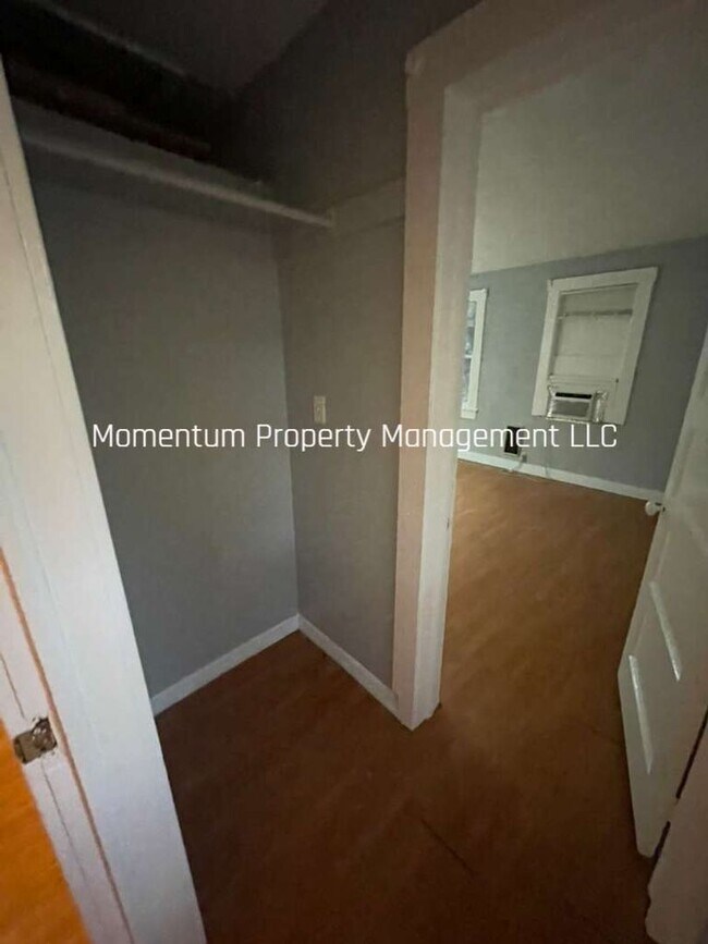 Building Photo - Beautiful One Bedroom One Bath- Apply FOR FREE today! Unit C
