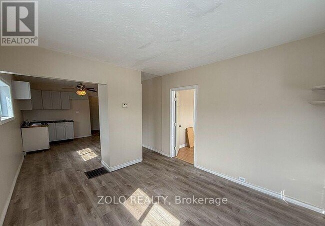 Photo - 309 Cedar St N