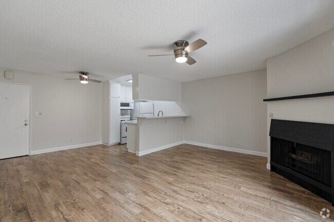 1 habitación, 1 baño - 800 pies cuadrados - 257 S Manhattan Pl