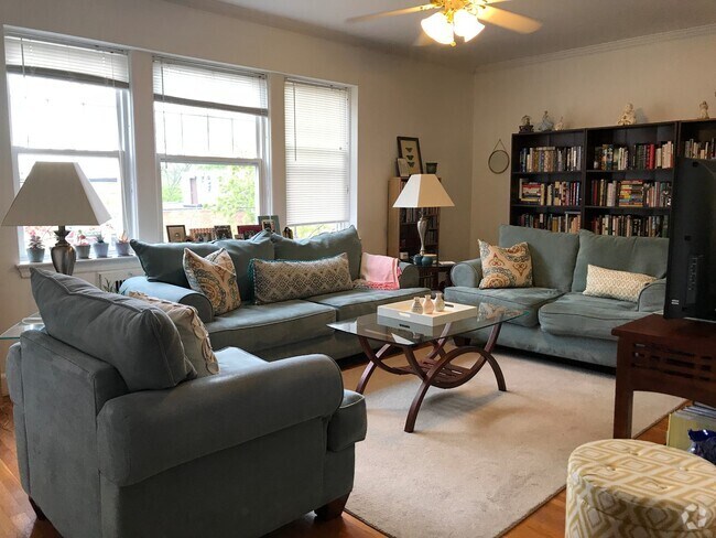 Building Photo - 1559 Beacon St Rental