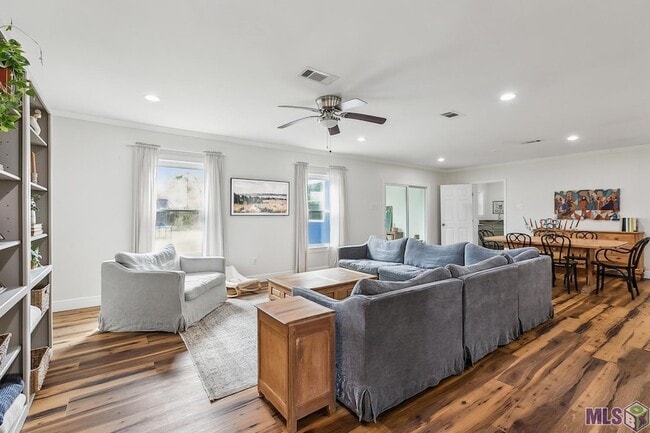 Photo - 9152 Woodbine St