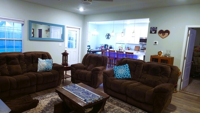 Salón integrado con la cocina - 6714 Fox Lake Dr