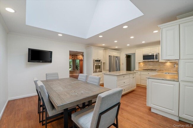Photo - 24 Thorngrove Ln