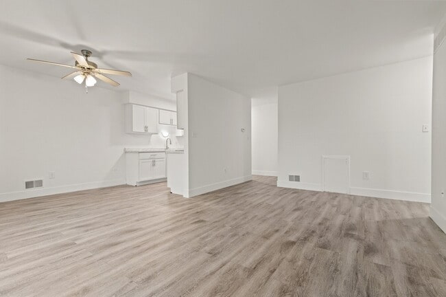Carriage Hill Apartments - Dearborn Heights, MI