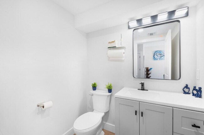 Movie in special, first 1/2 month rent is FREE! Charming 2-Bedroom Condo with 2 Full & 2 Half Bat...