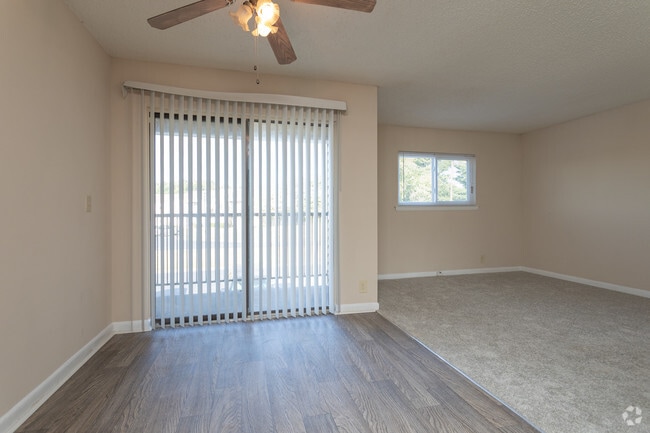 Living Room (1BR, 1BA - 610 SF) - Audubon Creek Apartments