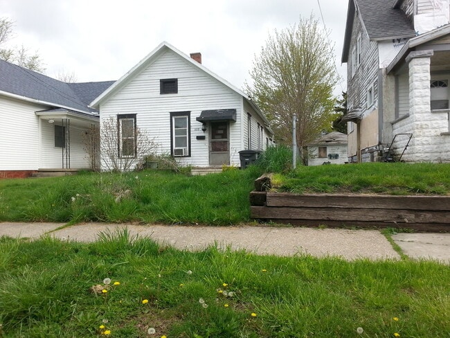 Building Photo - 2 Bedroom 1 bath