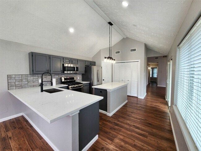 Photo - 2118 Creston Dr