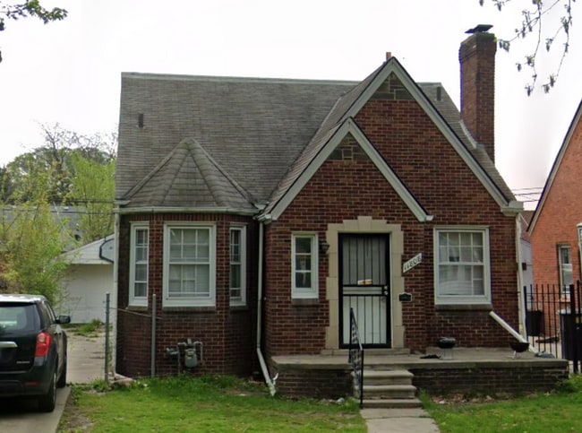 Building Photo - Showing Sat @ Noon!! New floors, paint etc! You'll love this house!!