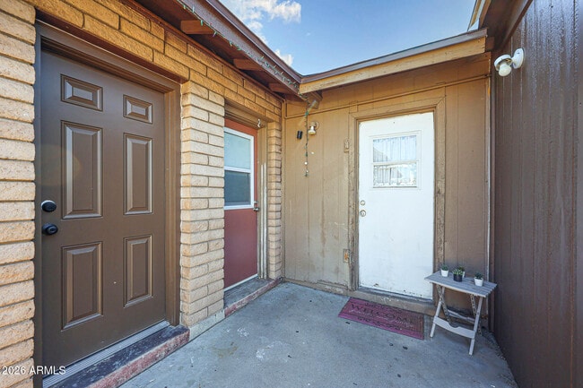 Building Photo - 558 S Lesueur Unit 3