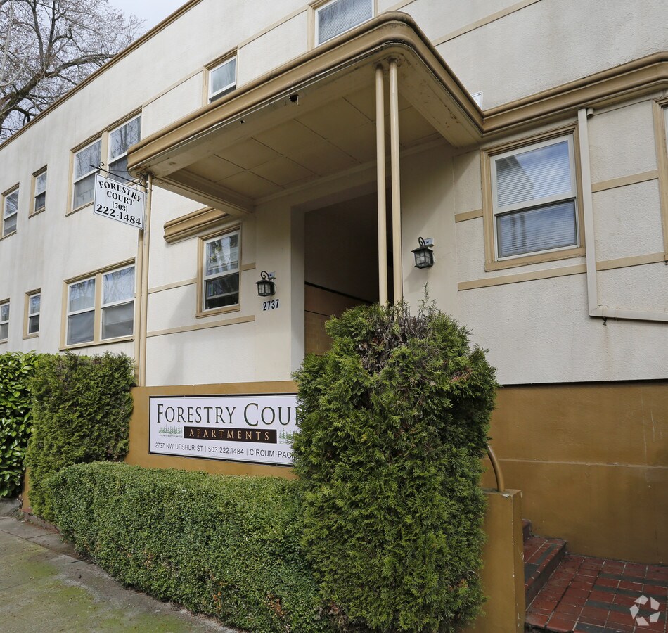 Entrada - Forestry Court Apartments