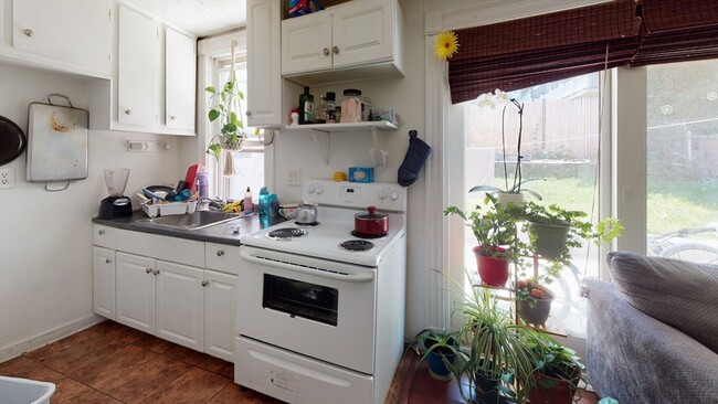 Building Photo - 23 Endicott Ave Unit 1R Rental