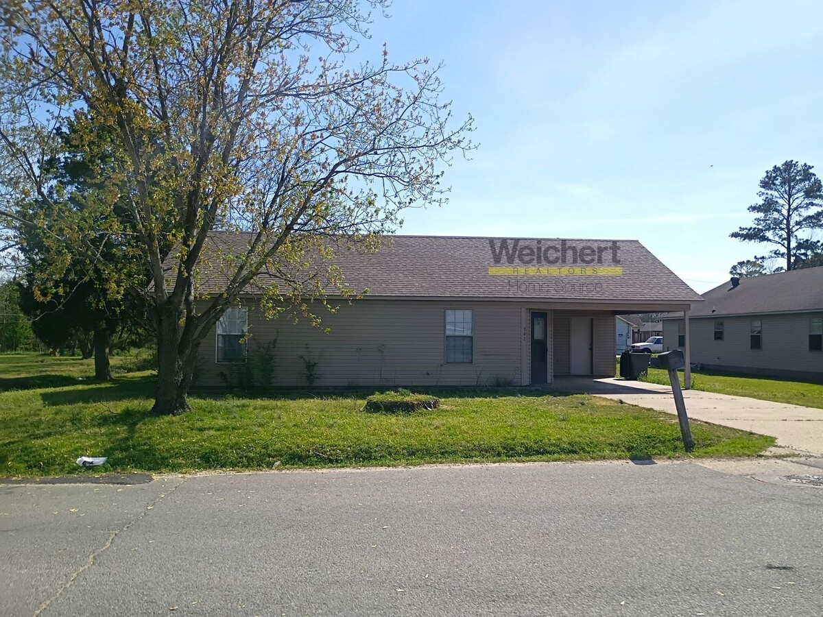 3BR/2BA Home with Carport & Easy Highway Access - 3BR/2BA Home with Carport & Easy Highway Access