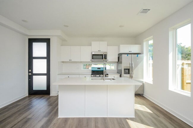 Photo - 4358 Clover St