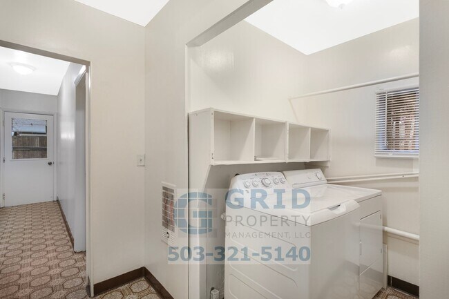 Photo - Spacious 4 Bedroom Single Family Home- South East Portland