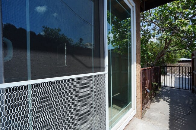 Building Photo - 1405 N Riverside Ave Unit 2