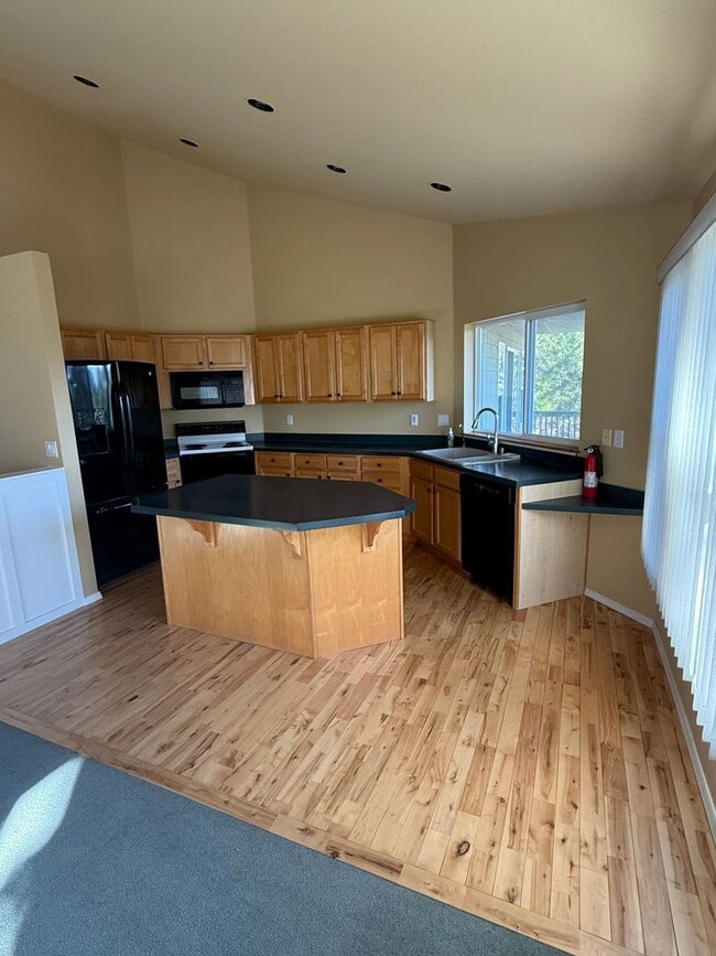 Photo - Spacious 5 Bedroom / 3 Bathroom Home for Rent in Lakeside, Montana