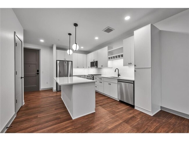 Building Photo - 640 Wisconsin Ave N Unit 354