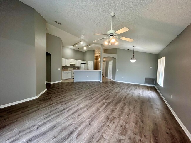 Photo - 138 Sir Phillips Dr