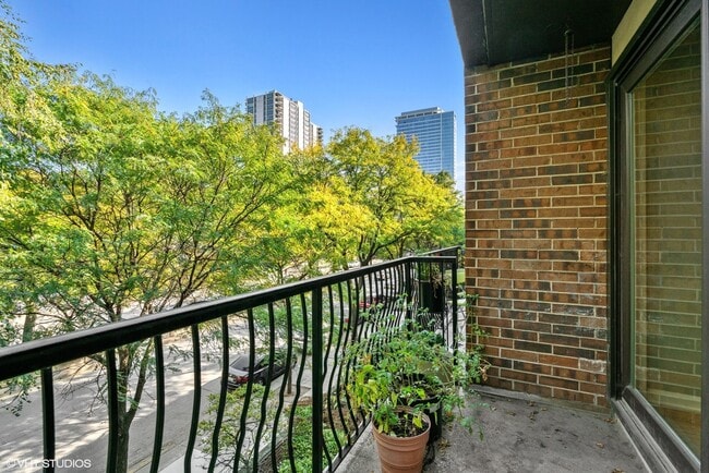 Photo - 1330 N La Salle Dr