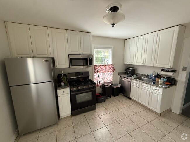 Building Photo - 416 Spruce St Unit 2 Rental