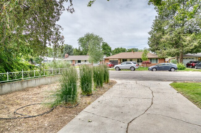 Photo - 1916 North Larch Street