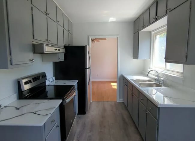 Photo - 100 Rees Ave