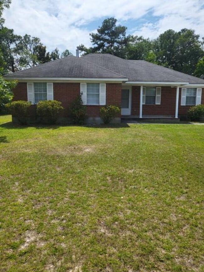 Single family home with covered front porc... - Single family home with covered front porc...