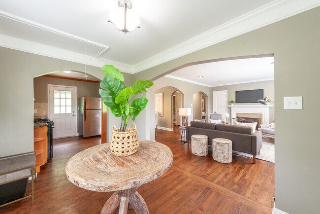 Photo - 833 Grove St