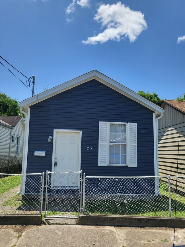 Building Photo - Cozy, clean, stove, fridge, and washer/dryer Rental