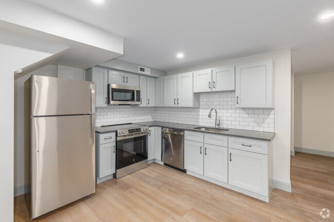 2BR, 1.5BA - 989SF - Kitchen