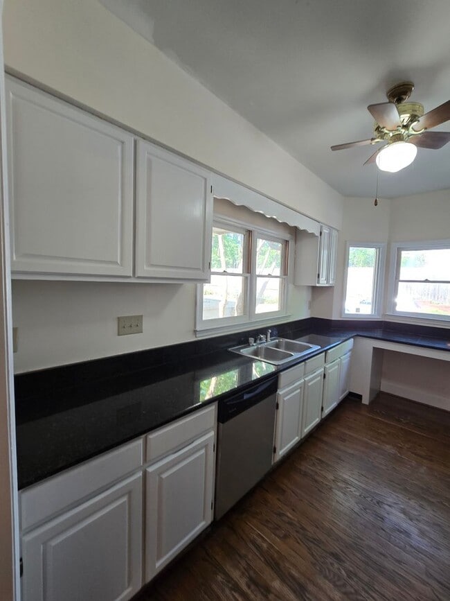 Photo - 733 Victorian Pl