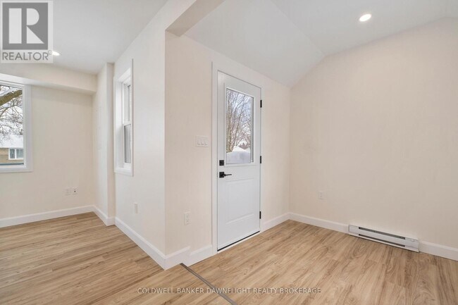 Photo - 145 Victoria St W