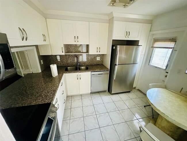 Building Photo - 215 SE 3rd Ave Unit 404A