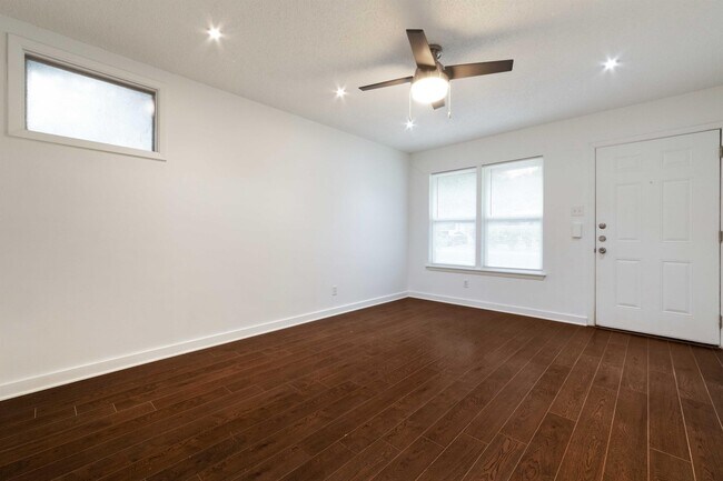 Photo - 205 Chippendale Ave