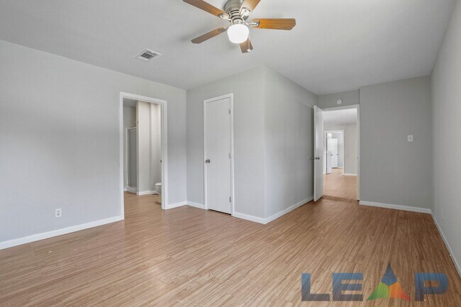 Photo - Welcoming 4 Bed 4 Bath Beautiful Brick Home near UNT and TWU!