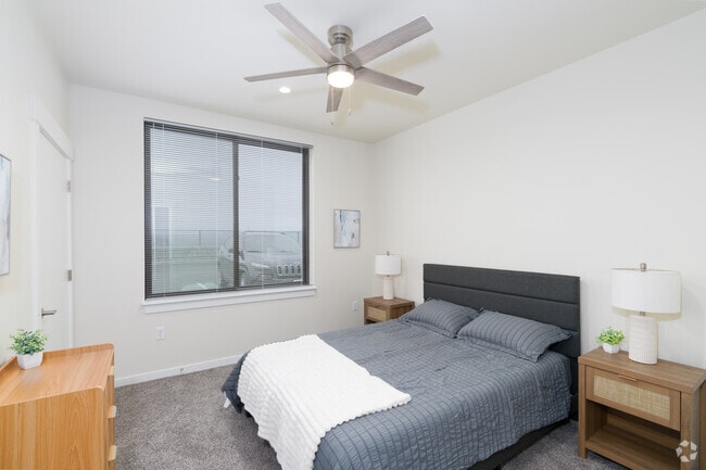 1BR, 1BA - 702SF - Bedroom