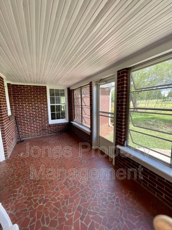 Photo - 1419 N Main St