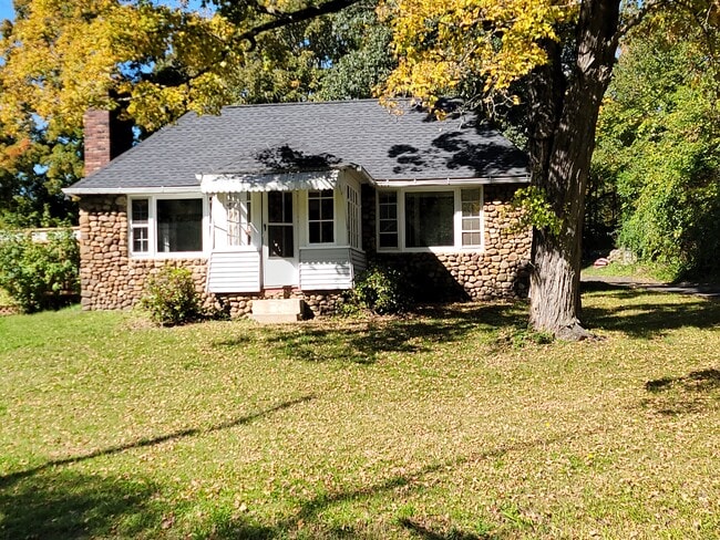 Photo - 2450 Foxon Rd