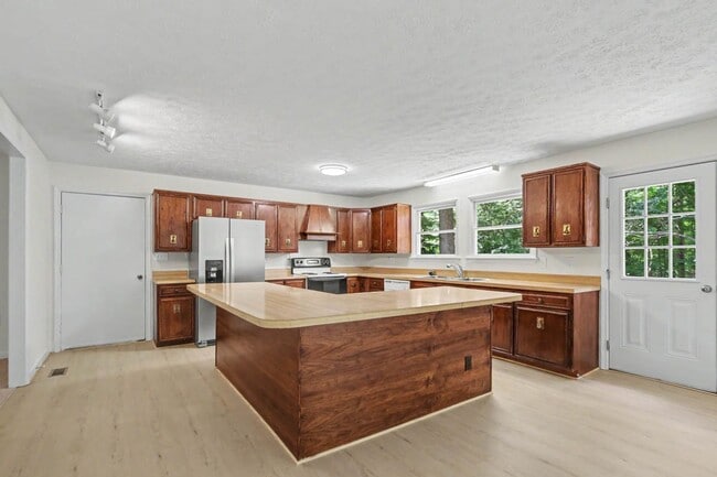 Photo - 151 Country Club Dr