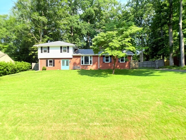 Large fenced in yard and Sun room! - Large fenced in yard and Sun room! Casa