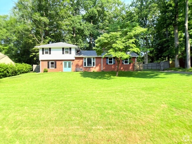 Building Photo - Large fenced in yard and Sun room! Rental