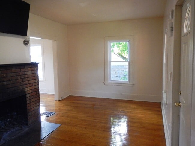 Photo - 120.5 Dell St - AVAILABLE 6/1/26 - House f... Unit Dell 120.5