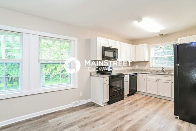 Photo - 4 Bedroom Pet-Friendly Home in Charlotte, NC with Main Street Renewal