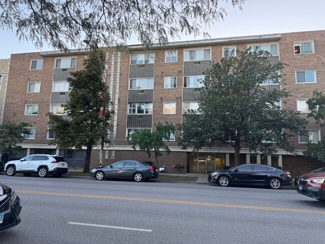 Building Photo - 7120 N Sheridan Rd Unit 213