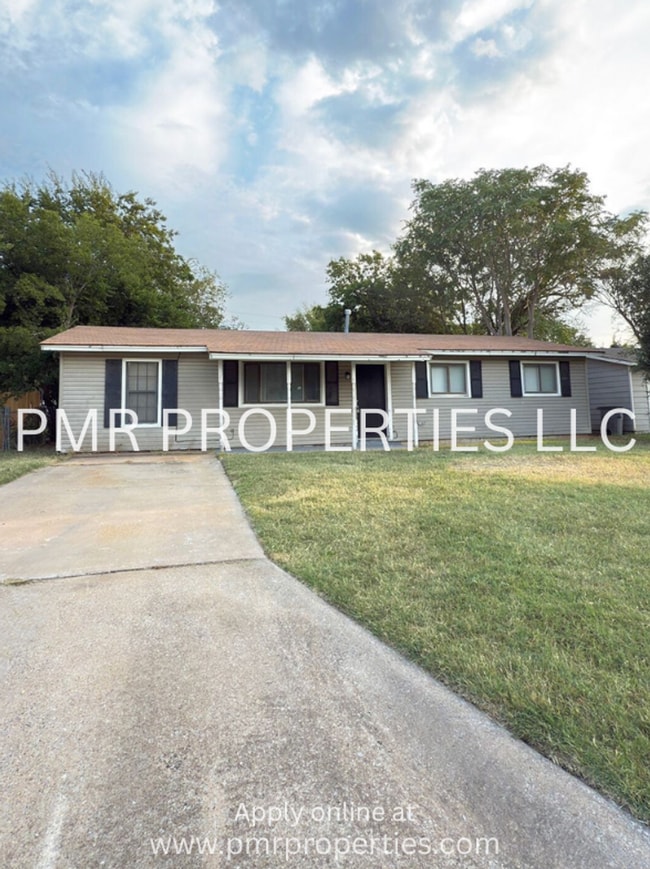 4 Bedrooms/2 Bathrooms House - 4 Bedrooms/2 Bathrooms House