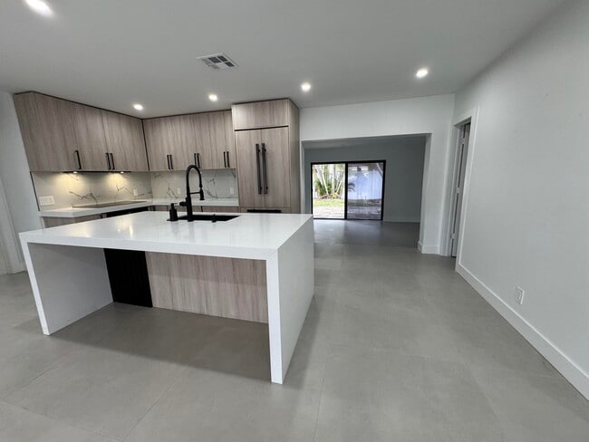 Building Photo - 1133 SW 11th St